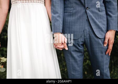 Braut und Bräutigam Hand in Hand hautnah Stockfoto
