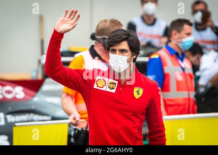 Spielberg, Österreich. Juli 2021. Der spanische Fahrer von Scuderia Ferrari, Carlos Sainz, nimmt an der Drivers Parade vor dem österreichischen F1 Grand Prix-Rennen am Red Bull Ring in Spielberg Teil. Kredit: SOPA Images Limited/Alamy Live Nachrichten Stockfoto