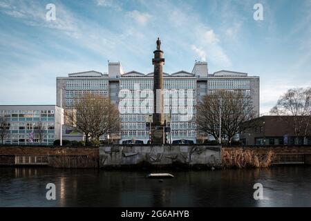 Hull College und Wilberforce Statue in Hull, Großbritannien Stockfoto