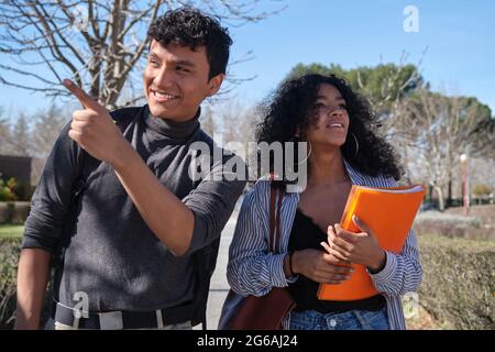Zwei lateinstudenten sprechen und lächeln auf dem College-Campus. Universitätsleben. Stockfoto