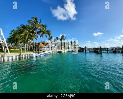 Bimini, Bahamas - 27. Juni 2021 - Bimini Big Game Club und Marina auf North Bimini, Bahamas am sonnigen Sommermorgen. Stockfoto