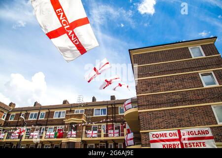 London, Großbritannien. Juli 2021. Auf den Balkonen drapierten englische Flaggen und Fahnen, die an den Wänden des Kirby-Anwesens in Bermondsey im Südosten Londons angebracht waren. Ein Wohngebiet wurde mit englischen Flaggen bedeckt, als sich das englische Team in das Halbfinale der Europameisterschaft 2021 vorstellt. Kredit: SOPA Images Limited/Alamy Live Nachrichten Stockfoto