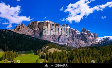 Panoramablick auf die Sellagruppe vom Pian de Frataces val di Fassa Dolomiten, Italien Stockfoto