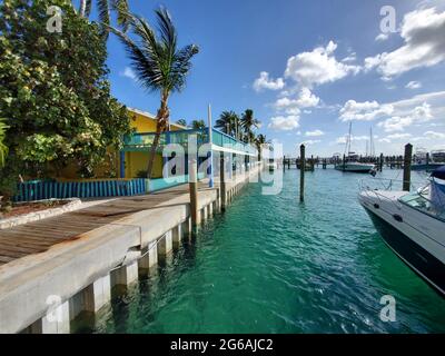 Bimini, Bahamas - 27. Juni 2021 - Bimini Big Game Club und Marina auf North Bimini, Bahamas am sonnigen Sommermorgen. Stockfoto