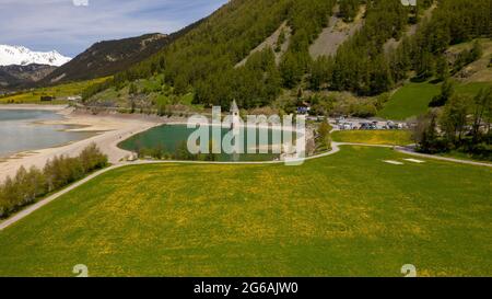 Der Glockenturm der versunkenen Kirche in Curon, Reschensee, Provinz Bozen, Südtirol, Italien. Stockfoto