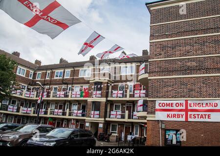 London, Großbritannien. Juli 2021. Auf den Balkonen drapierten englische Flaggen und Fahnen, die an den Wänden des Kirby-Anwesens in Bermondsey im Südosten Londons angebracht waren. Ein Wohngebiet wurde mit englischen Flaggen bedeckt, als sich das englische Team in das Halbfinale der Europameisterschaft 2021 vorstellt. (Foto: Thabo Jaiyesimi/SOPA Images/Sipa USA) Quelle: SIPA USA/Alamy Live News Stockfoto