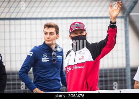 Spielberg, Österreich. Juli 2021. Der finnische Fahrer Kimi Räikkönen (R) von Alfa Romeo Racing ORLEN und der britische Fahrer George Russell von Williams Racing nehmen vor dem F1-Grand-Prix-Rennen in Österreich am Red Bull Ring in Spielberg an der Drivers Parade Teil. (Foto von Jure Makovec/SOPA Images/Sipa USA) Quelle: SIPA USA/Alamy Live News Stockfoto