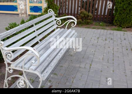 Weiße Vintage-Bank im Park, Ruhe im Park Stockfoto