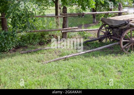 Oldtimer für Pferd, Wagen im Dorf Stockfoto