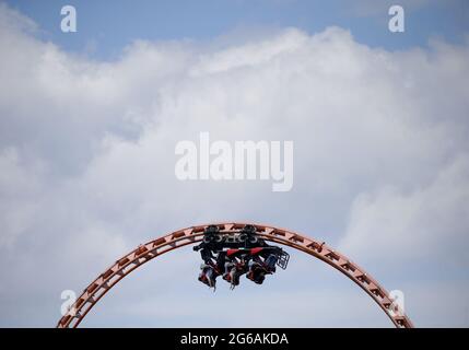 Coney Island, Usa. Juli 2021. Am Sonntag, den 4. Juli 2021, fahren Menschen auf dem Thunderbolt Roller Coaster auf Coney Island zum Unabhängigkeitstag in New York City auf den Kopf. Foto von John Angelillo/UPI Credit: UPI/Alamy Live News Stockfoto