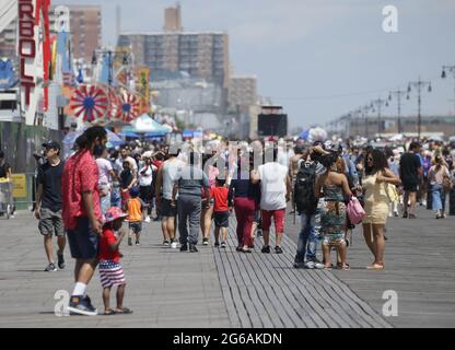 Coney Island, Usa. Juli 2021. Am Sonntag, dem 4. Juli 2021, geht man am Boardwalk auf Coney Island zum Unabhängigkeitstag in New York City. Foto von John Angelillo/UPI Credit: UPI/Alamy Live News Stockfoto