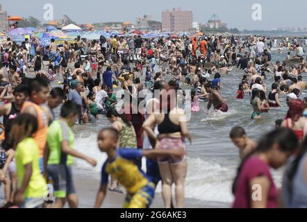 Coney Island, Usa. Juli 2021. Am Sonntag, den 4. Juli 2021, schwimmen die Menschen auf Coney Island zum Unabhängigkeitstag im Atlantik in New York City. Foto von John Angelillo/UPI Credit: UPI/Alamy Live News Stockfoto