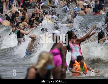 Coney Island, Usa. Juli 2021. Am Sonntag, den 4. Juli 2021, schwimmen die Menschen auf Coney Island zum Unabhängigkeitstag im Atlantik in New York City. Foto von John Angelillo/UPI Credit: UPI/Alamy Live News Stockfoto