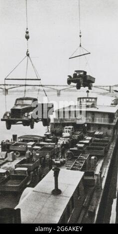 Laden von Autos, die im Molotow-Automobilwerk im Hafen des Flusses Gorki hergestellt wurden. Fotos aus den 1950er Jahren. Stockfoto