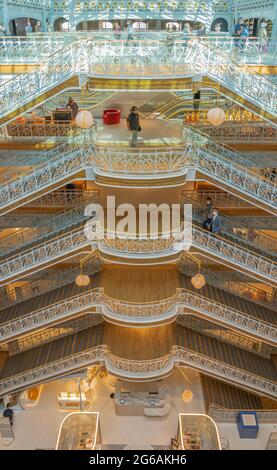 Paris, Frankreich - 07 02 2021: Kaufhaus La Samaritaine. Innenansicht des Gebäudes Stockfoto