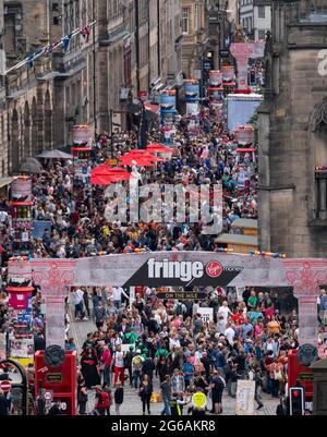 Am ersten Wochenende des Edinburgh Fringe Festivals 2018 ist die Royal Mile mit Tausenden von Besuchern überfüllt, Edinburgh, Schottland, Großbritannien Stockfoto