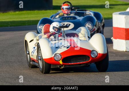 Maserati Tipo 61 Birdcage klassischer Sportwagen, Oldtimer-Rennwagen, der bei der Sussex Trophy beim historischen Goodwood Revival-Event in Großbritannien teilnimmt Stockfoto