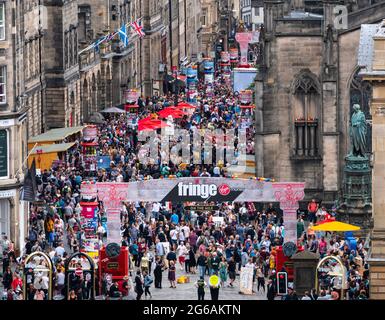 Am ersten Wochenende des Edinburgh Fringe Festivals 2018 ist die Royal Mile mit Tausenden von Besuchern überfüllt, Edinburgh, Schottland, Großbritannien Stockfoto