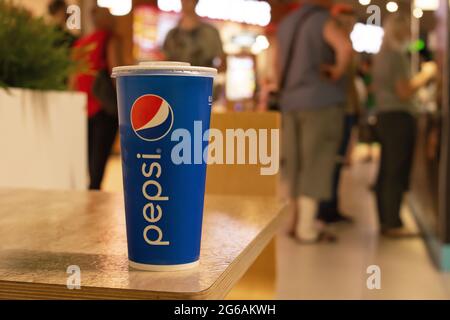 WEISSRUSSLAND, NOVOPOLOTSK - 02 JULE, 2021: Pepsi Blue Paper Cup auf dem Tisch Stockfoto