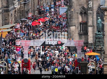 Am ersten Wochenende des Edinburgh Fringe Festivals 2018 ist die Royal Mile mit Tausenden von Besuchern überfüllt, Edinburgh, Schottland, Großbritannien Stockfoto