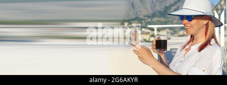 Schöne Frau, die frischen Kaffee mit Strohhut in der Lounge-Zone im Freien trinkt. Hotel Spa Resort. Stockfoto