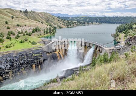 Blick vom Aussichtspunkt auf den Kerr Dam in Polson, Montana. Stockfoto