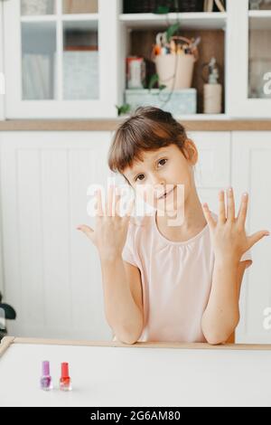 Mädchen zeigen Nägel mit Nagellack Stockfoto