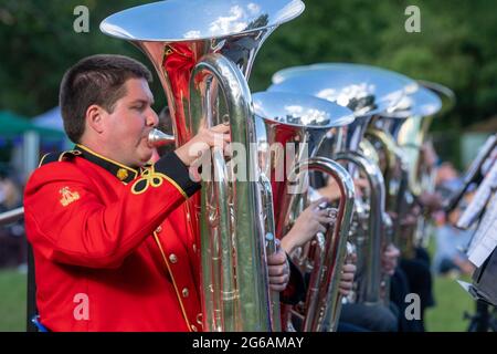 Brentwood Essex 4. Juli 2021 Brentwood Prom; ein musikalisches Konzert der Brentwood Imperial Youth Band, der Friends of Kneller Hall Band und der British Army Band, Colchester, die ein Konzert im Freien an der Brentwood County High School, Brentwood Essex, spielten. Kredit: Ian Davidson/Alamy Live Nachrichten Stockfoto