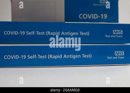 Kartons mit COVID-19 Coronavirus-Selbsttest-NHS-Kits der britischen Regierung, hergestellt in China Stockfoto