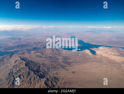 Luftaufnahme des großen Sees außerhalb von Las Vegas vom Flugzeug aus Stockfoto
