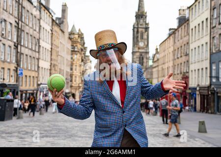 Edinburgh Fringe Festival Straßenkünstler auf der Royal Mile an einem Tag, der während der covid-19-Sperre, Schottland, Großbritannien, eröffnet worden wäre Stockfoto