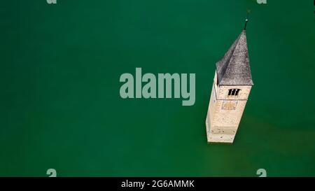 Der Glockenturm der versunkenen Kirche in Curon, Reschensee, Provinz Bozen, Südtirol, Italien. Stockfoto