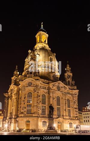 Nachtansicht der Frauenkirche mit Martin-Luther-Statue auf dem Neumarkt in der Altstadt von Dresden, Sachsen, Deutschland. Stockfoto