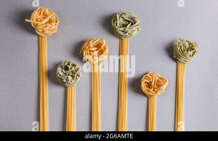 Textur von Spaghetti und Tagliatelle Stockfoto