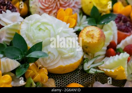 Buntes Obst- und Gemüseschnitzerei Blumenstrauß - Nahaufnahme Stockfoto