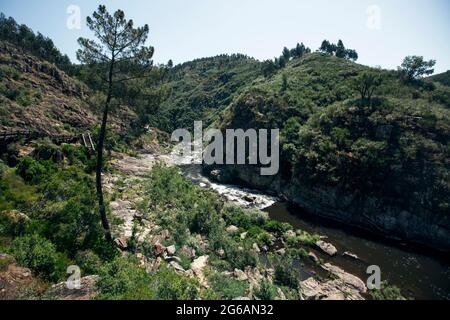 Blick auf den Paiva-Fluss in der Gemeinde Arouca, Nord-Portugal. Stockfoto