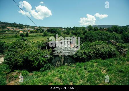 Ein verlassenes Gebäude auf dem Land, Portugal. Stockfoto