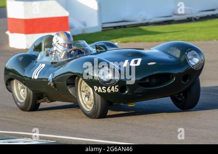 Jaguar D Type Classic Sportwagen, Oldtimer-Rennwagen, der bei der Sussex Trophy beim historischen Goodwood Revival-Event in Großbritannien teilnimmt. Rob Hall fährt Stockfoto