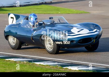 Jaguar D Type klassischer Sportwagen mit langer Nase, Oldtimer-Rennwagen, der bei der Sussex Trophy beim historischen Goodwood Revival-Event teilnimmt. Fabien Sarrailh Stockfoto