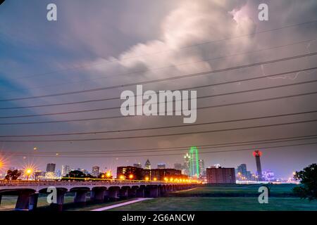 Blick auf Lighting in the Skies with Large Storm über Downtown Dallas Stockfoto