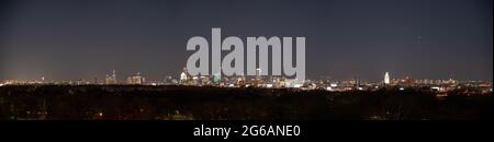 Weitwinkelpanoramik Blick auf die Skyline von Austin in der Nacht Stockfoto