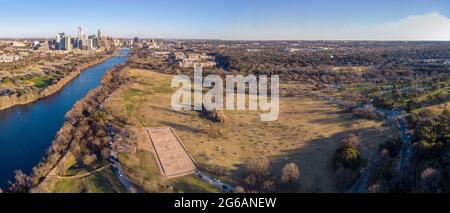 Austin, Texas - Januar 31 2021: Blick auf die Skyline von Downtown Austin vom Zilker Park Stockfoto