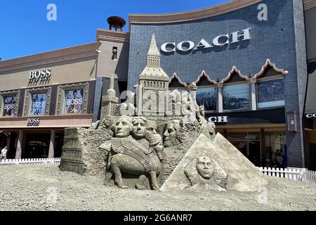 Eine allgemeine Ansicht der Sandskulptur Landmarks of the World in den Citadel Outlets, Sonntag, 4. Juli 2021, in Los Angeles. Die 20-Fuß auf 36-Fuß-Sculp Stockfoto