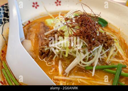 Würzige Miso Ramen, japanische Nudelsuppe, mit Huhn und grünen Zwiebeln. Stockfoto