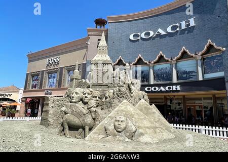 Eine allgemeine Ansicht der Sandskulptur Landmarks of the World in den Citadel Outlets, Sonntag, 4. Juli 2021, in Los Angeles. Die 20-Fuß auf 36-Fuß-Sculp Stockfoto