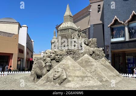 Eine allgemeine Ansicht der Sandskulptur Landmarks of the World in den Citadel Outlets, Sonntag, 4. Juli 2021, in Los Angeles. Die 20-Fuß auf 36-Fuß-Sculp Stockfoto