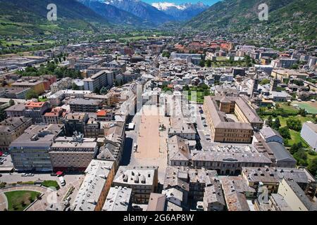 Luftaufnahme des Stadtzentrums und des Hauptplatzes von Aosta. Italien Stockfoto
