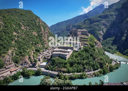 Erstaunliche Burgen des Aostatals - Festung Bard, Norditalien Stockfoto