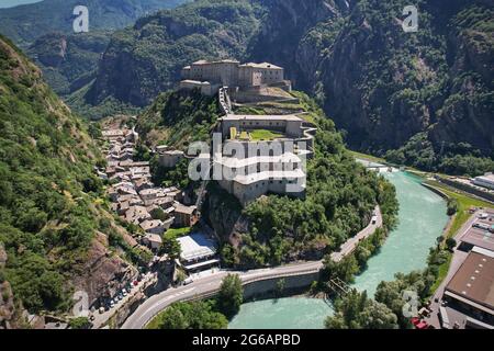 Erstaunliche Burgen des Aostatals - Festung Bard, Norditalien Stockfoto
