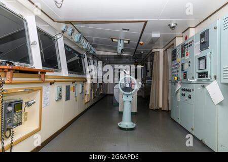 Navigationsbrücke auf großem Frachtschiff. Steuerhaus auf Schiff. Stockfoto
